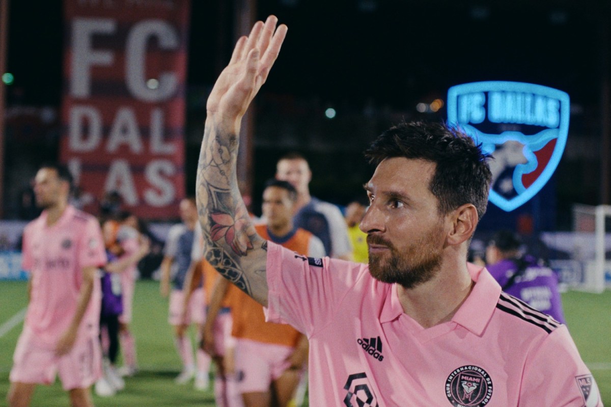 messi taking picture with fan 0092