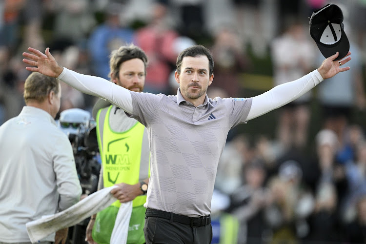 nick taylor putt to win 0015