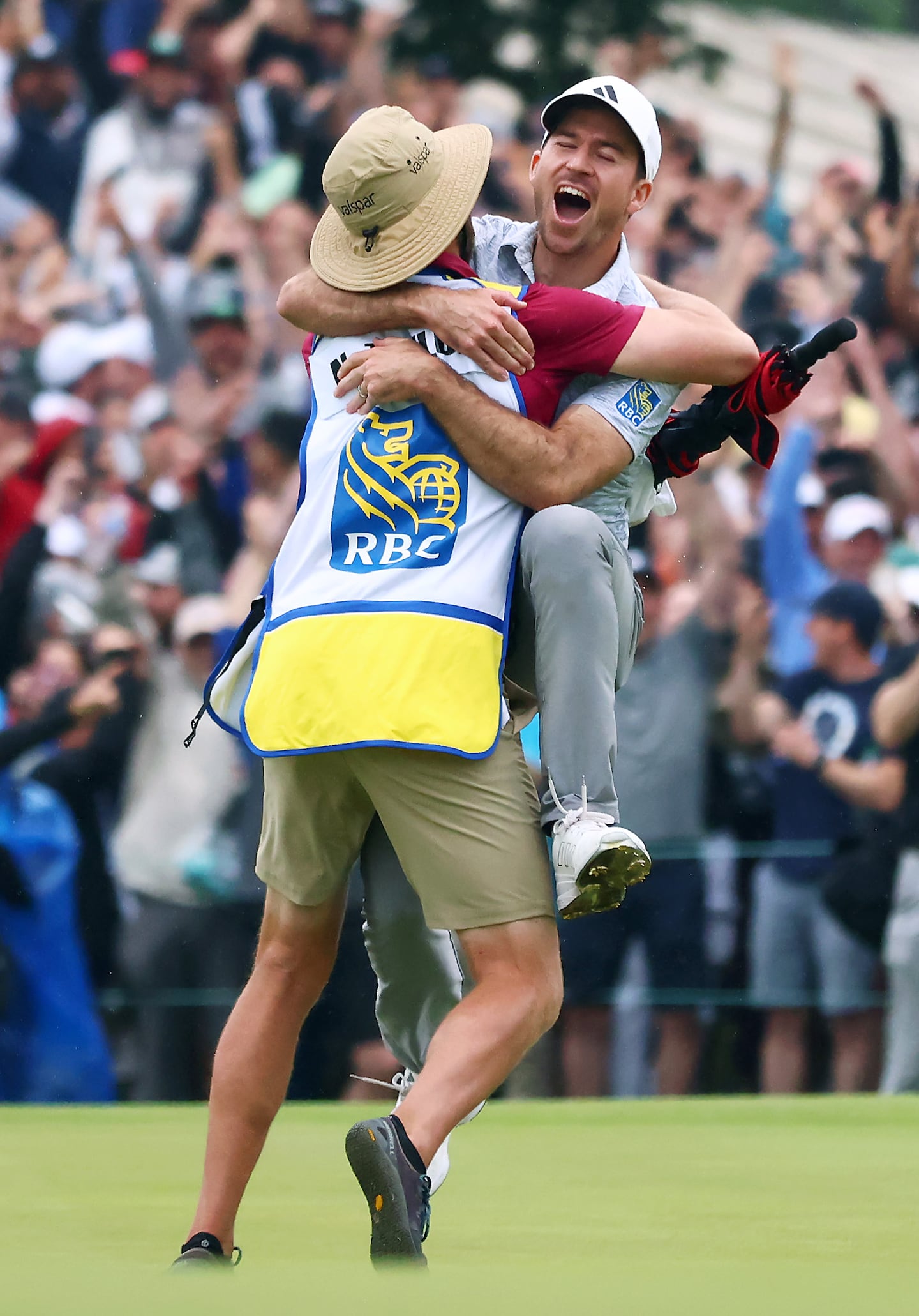 nick taylor putt to win 0017