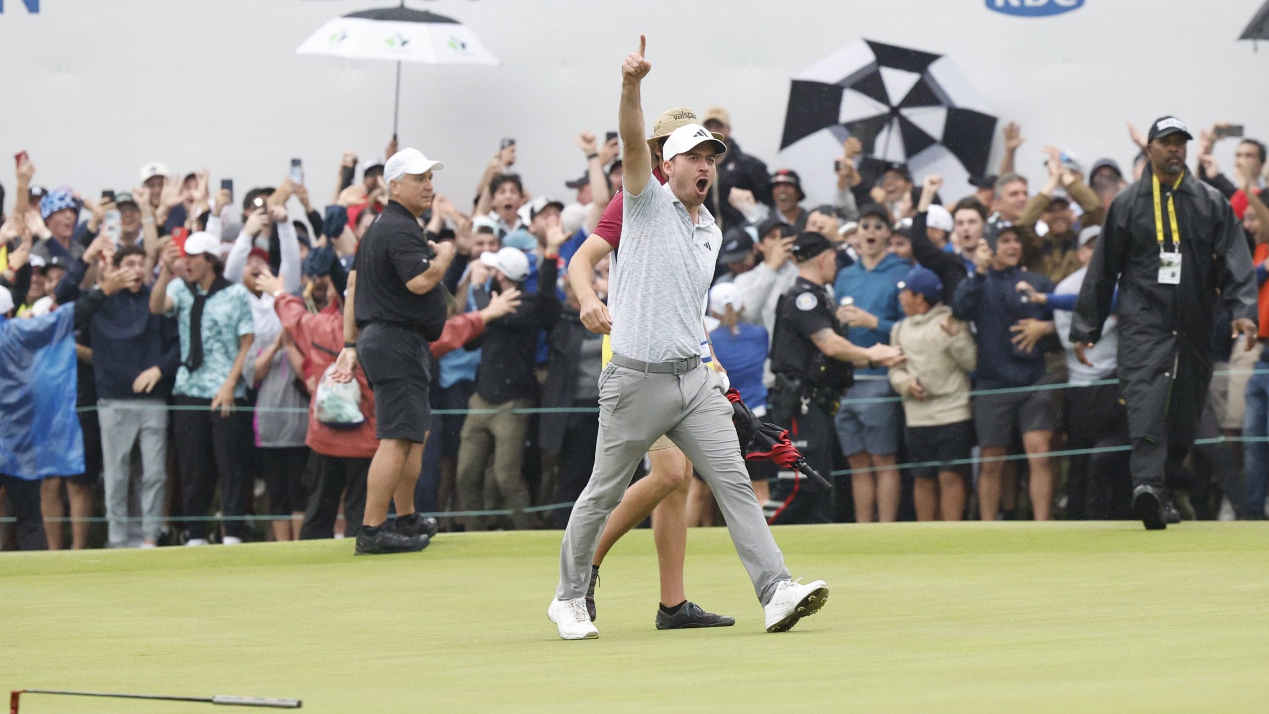 nick taylor putt to win 0018