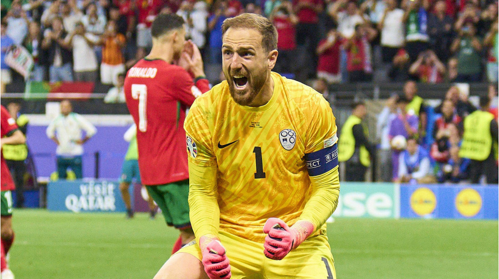 Oblak goalkeeper poses