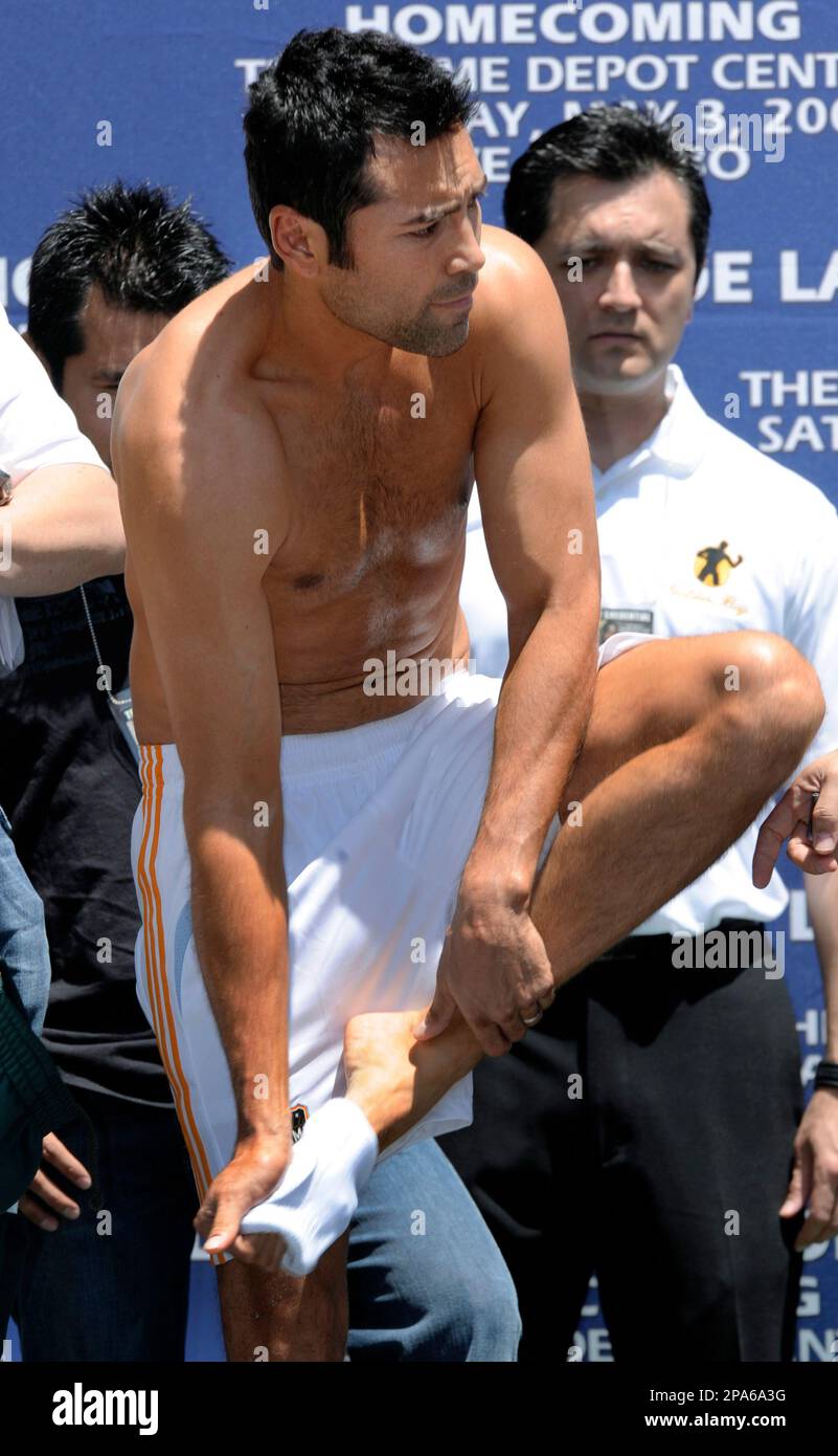 oscar de la hoya weigh in 0019
