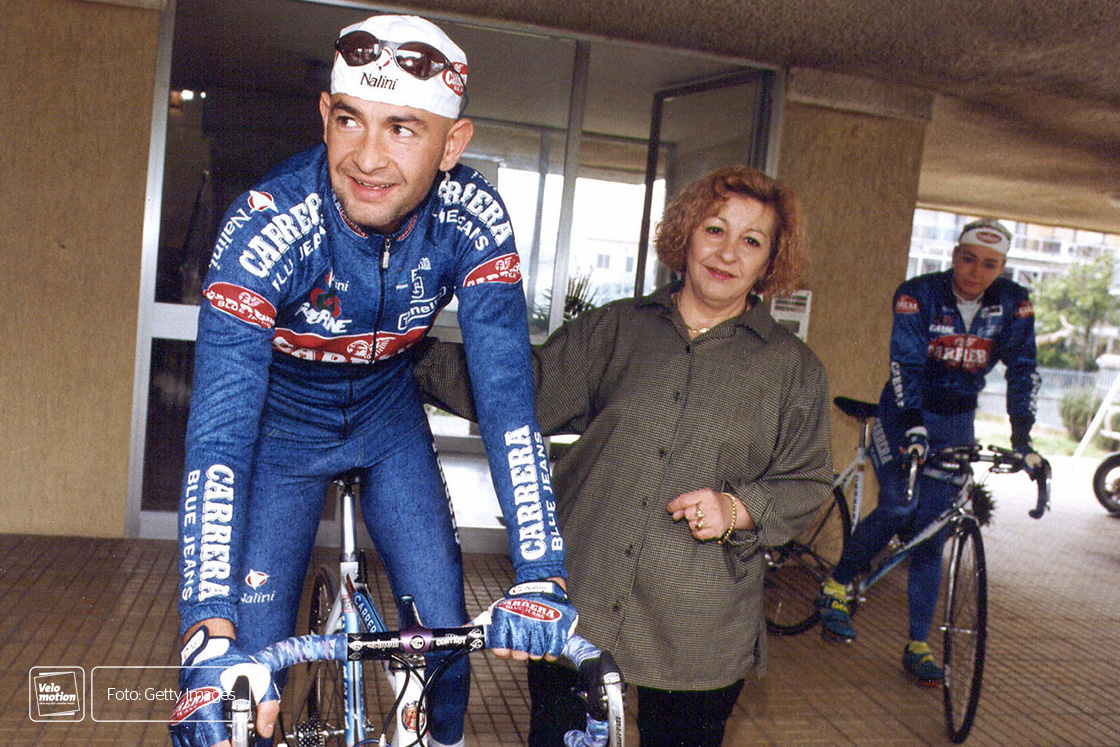 Pantani emotional tribute