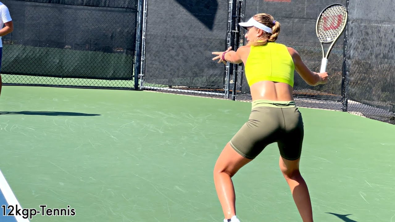 Paula Badosa in action