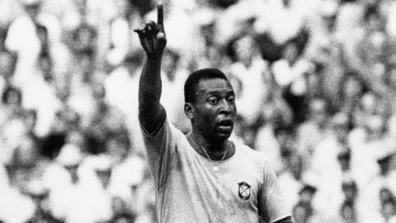 pele black and white photo 0026