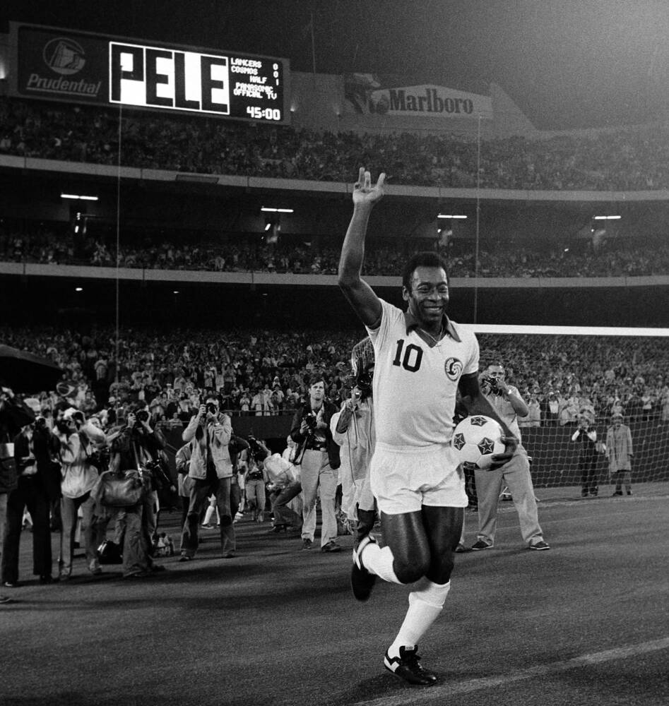 pele black and white photo 0040
