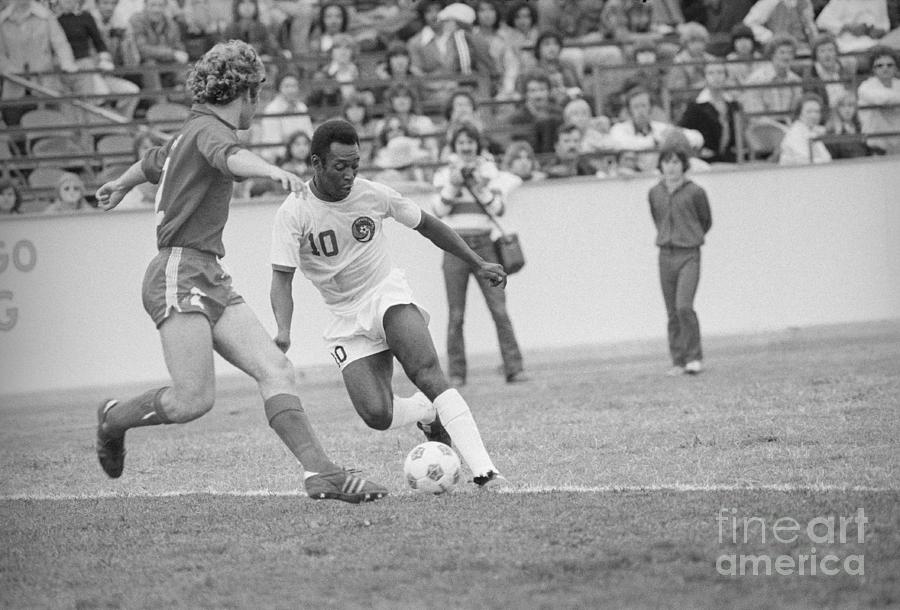 pele black and white photo 0046