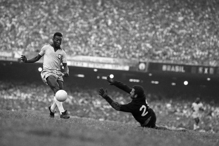 pele black and white photo 0060