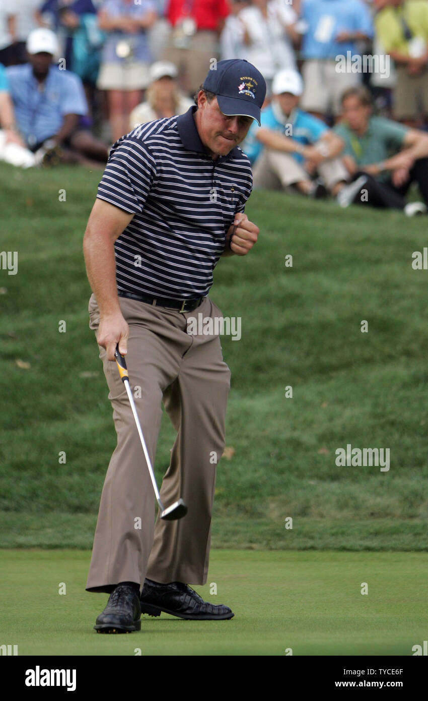 Phil Mickelson putting 0021