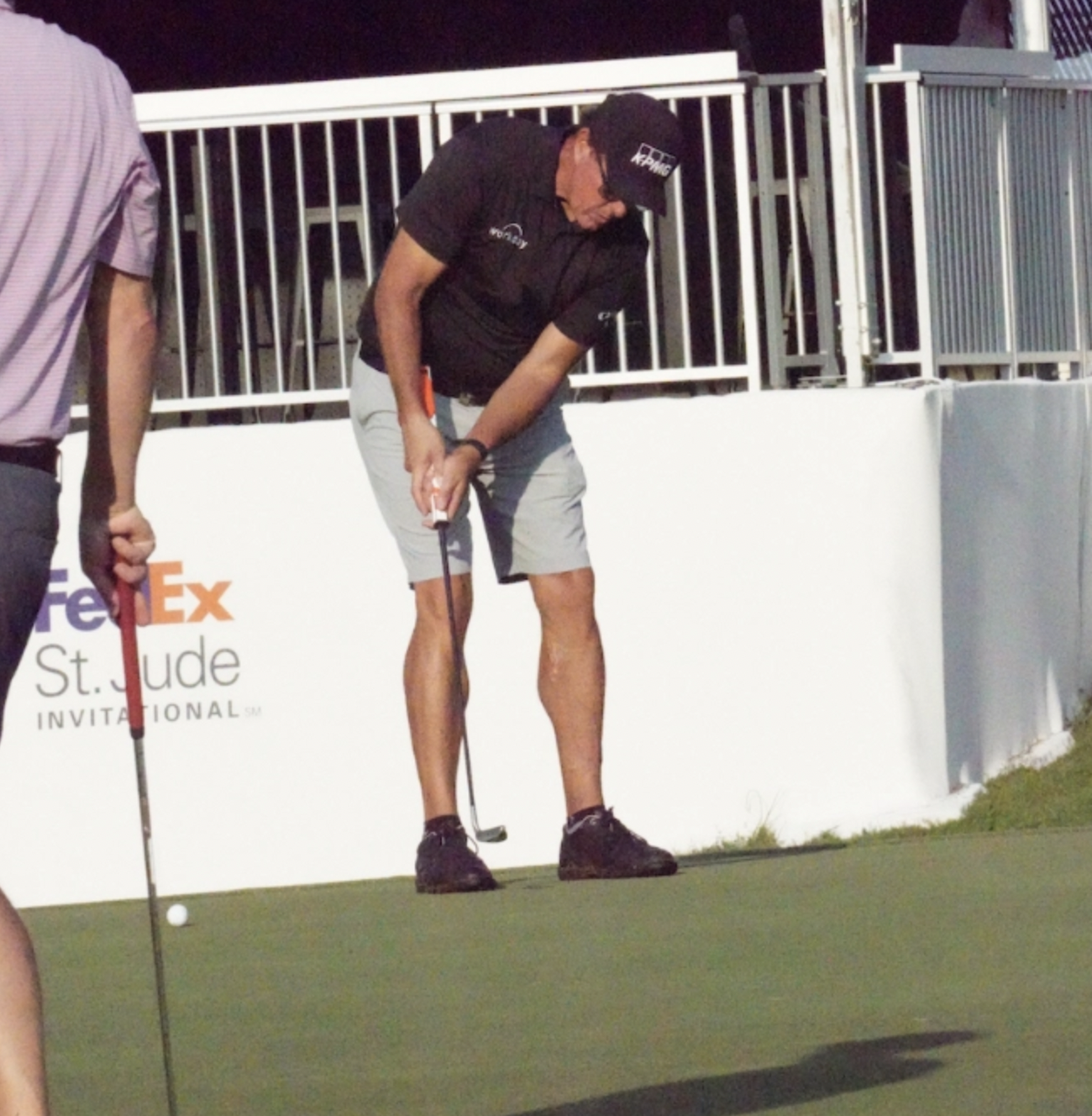 Phil Mickelson putting 0040