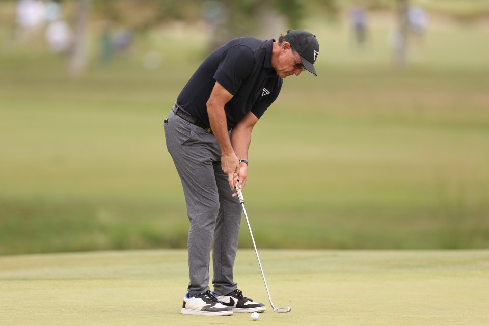 Phil Mickelson putting 0045