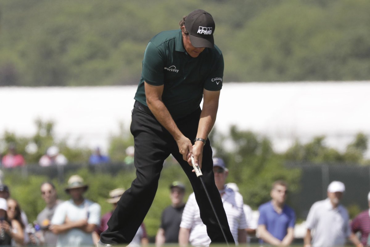 Phil Mickelson putting 0049