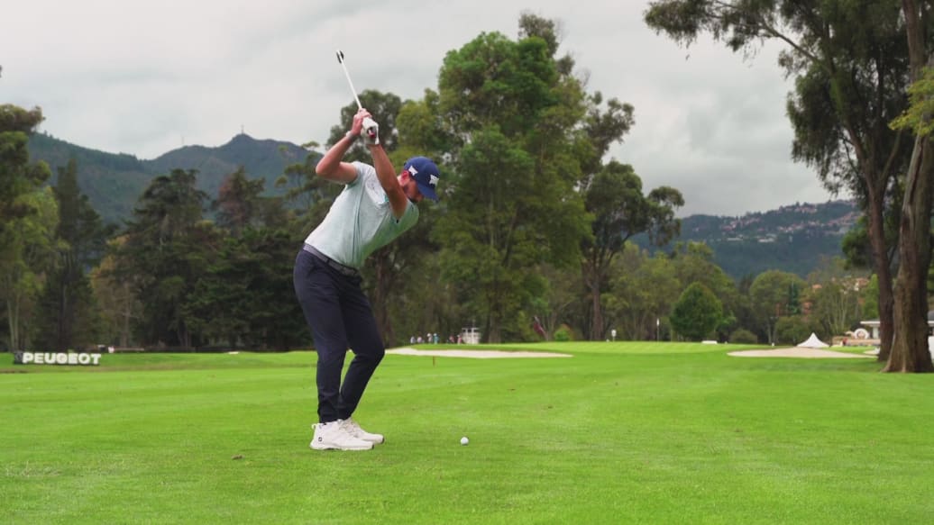 pro golf swing from behind 0021