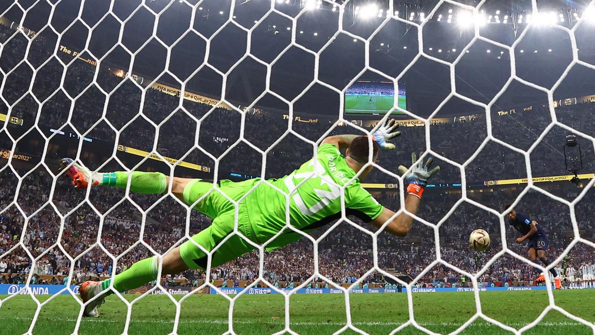 qatar goalkeeper 0025