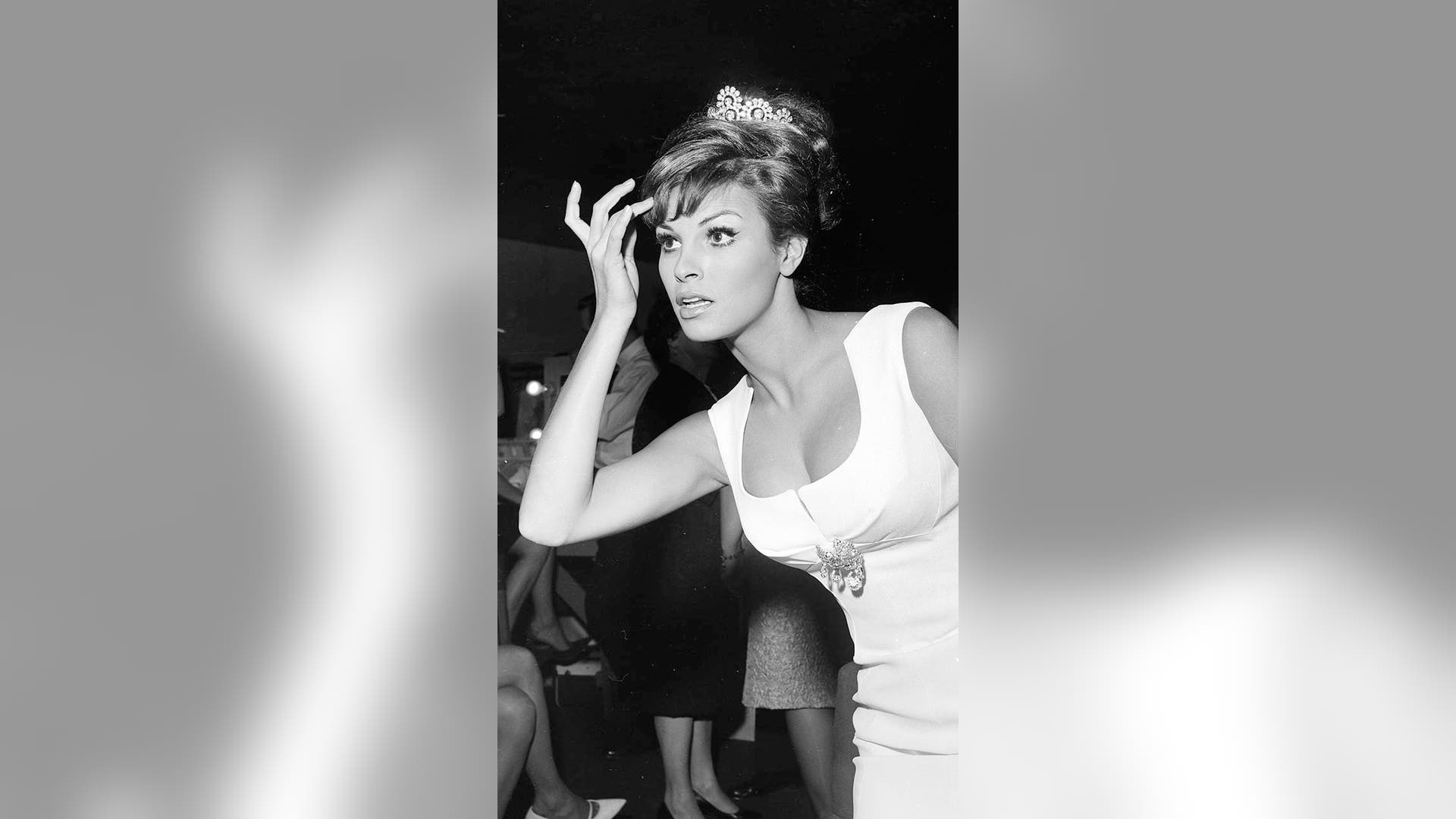 raquel welch wallpaper 0013