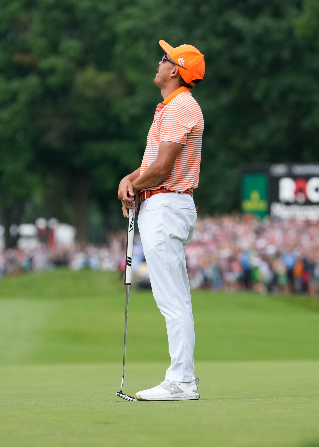 Rickie Fowler cheering crowd