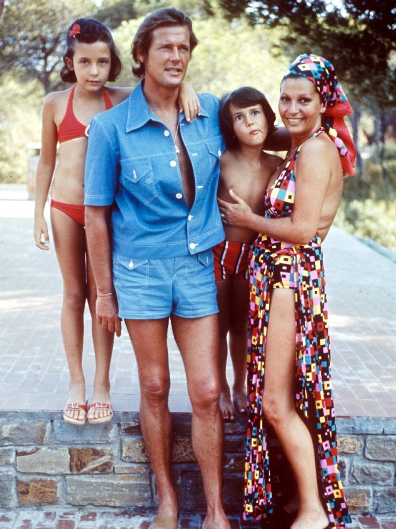 Roger Moore behind-the-scenes