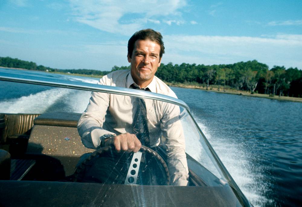 roger moore 1973 0036