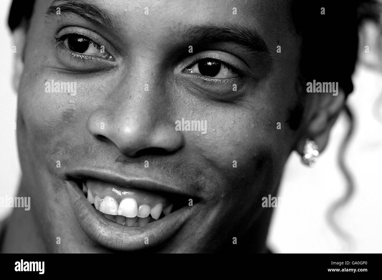 ronaldinho black and white 0018