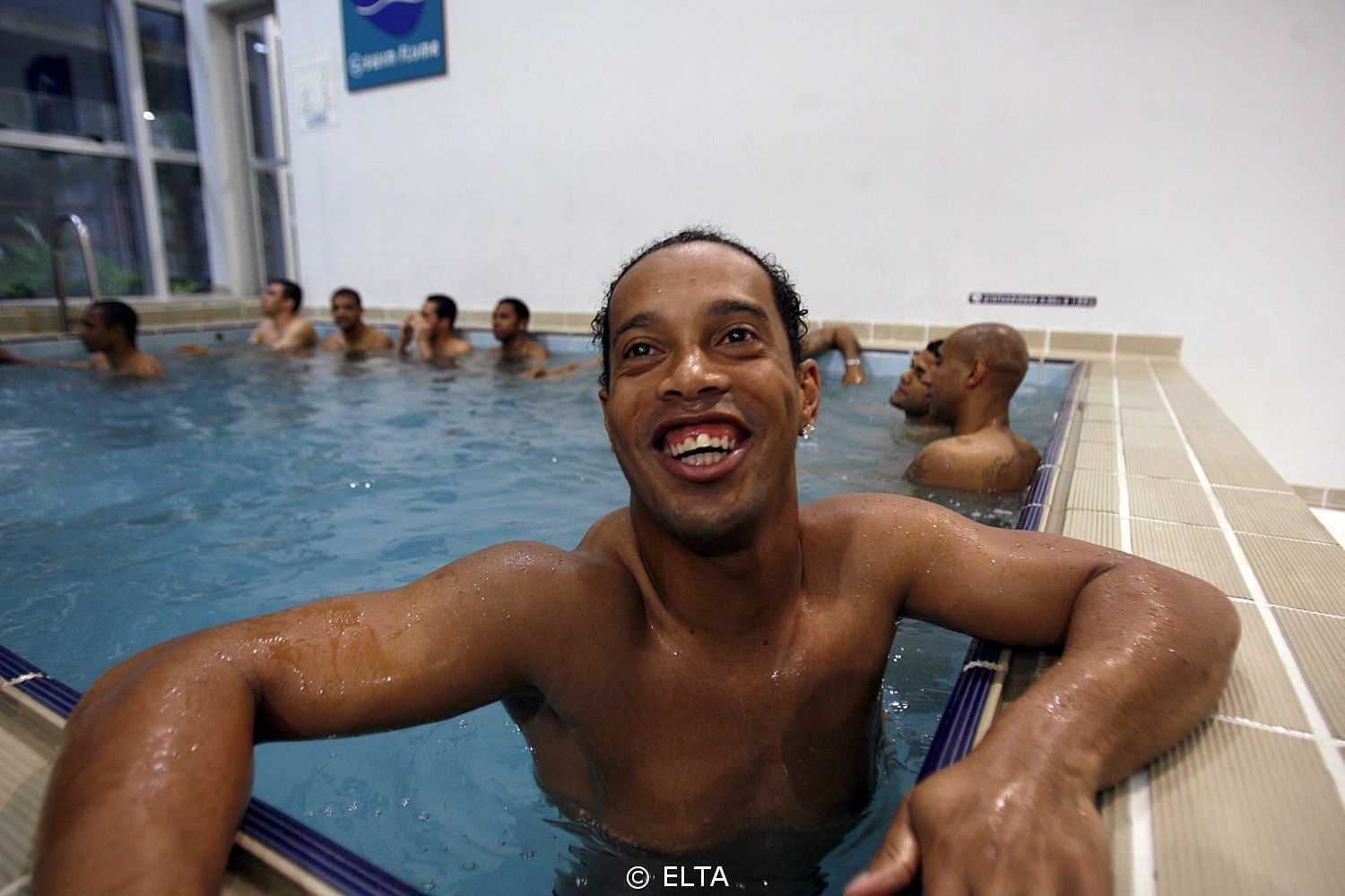 Ronaldinho pool party