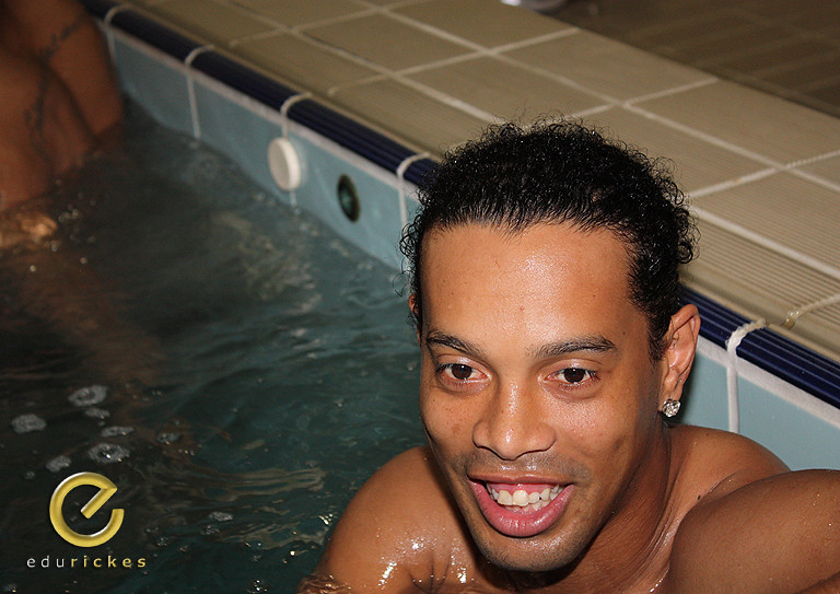 ronaldinho pool photo 0012