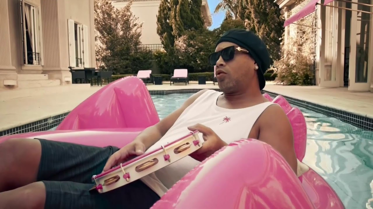 ronaldinho pool photo 0016