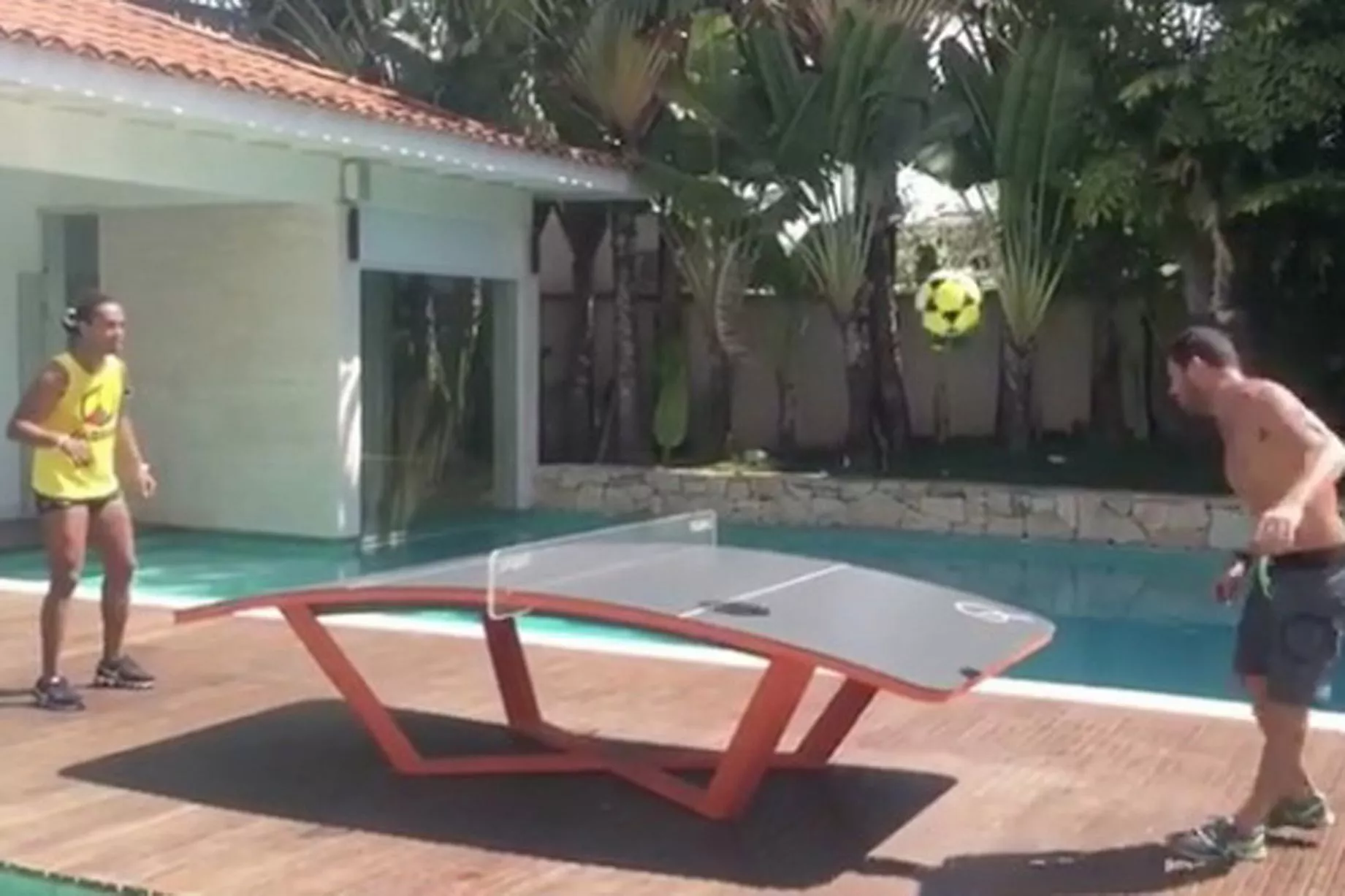 ronaldinho pool photo 0028