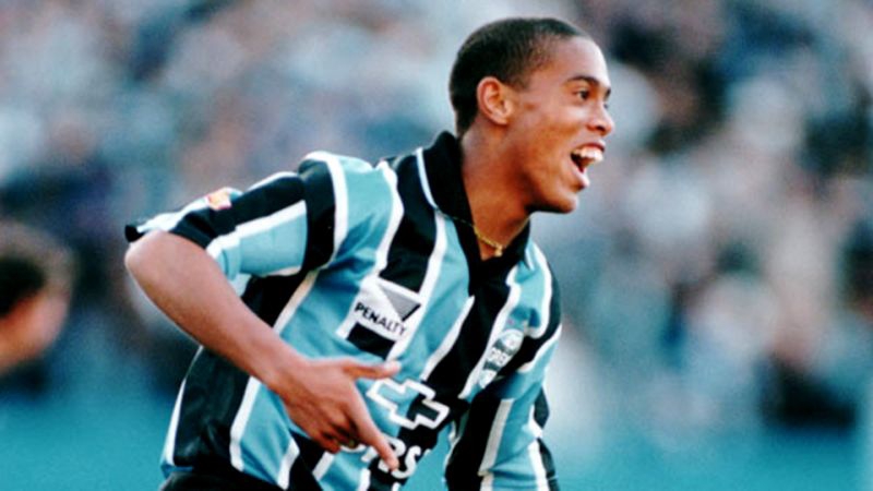 ronaldinho pool photo 0030