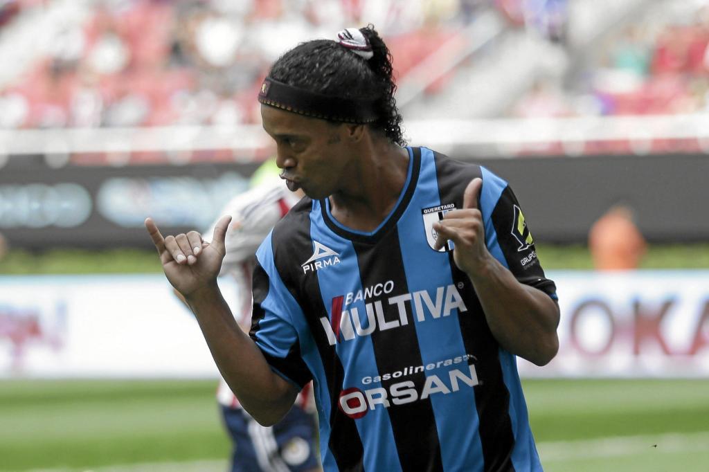 ronaldinho pool photo 0049