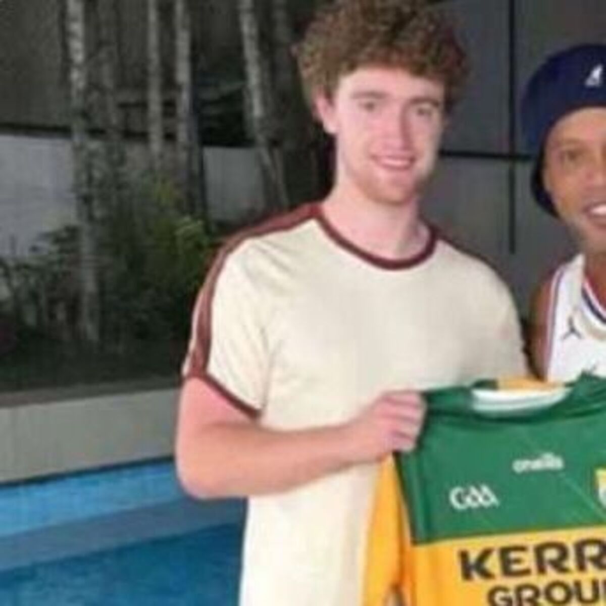 ronaldinho pool photo 0054