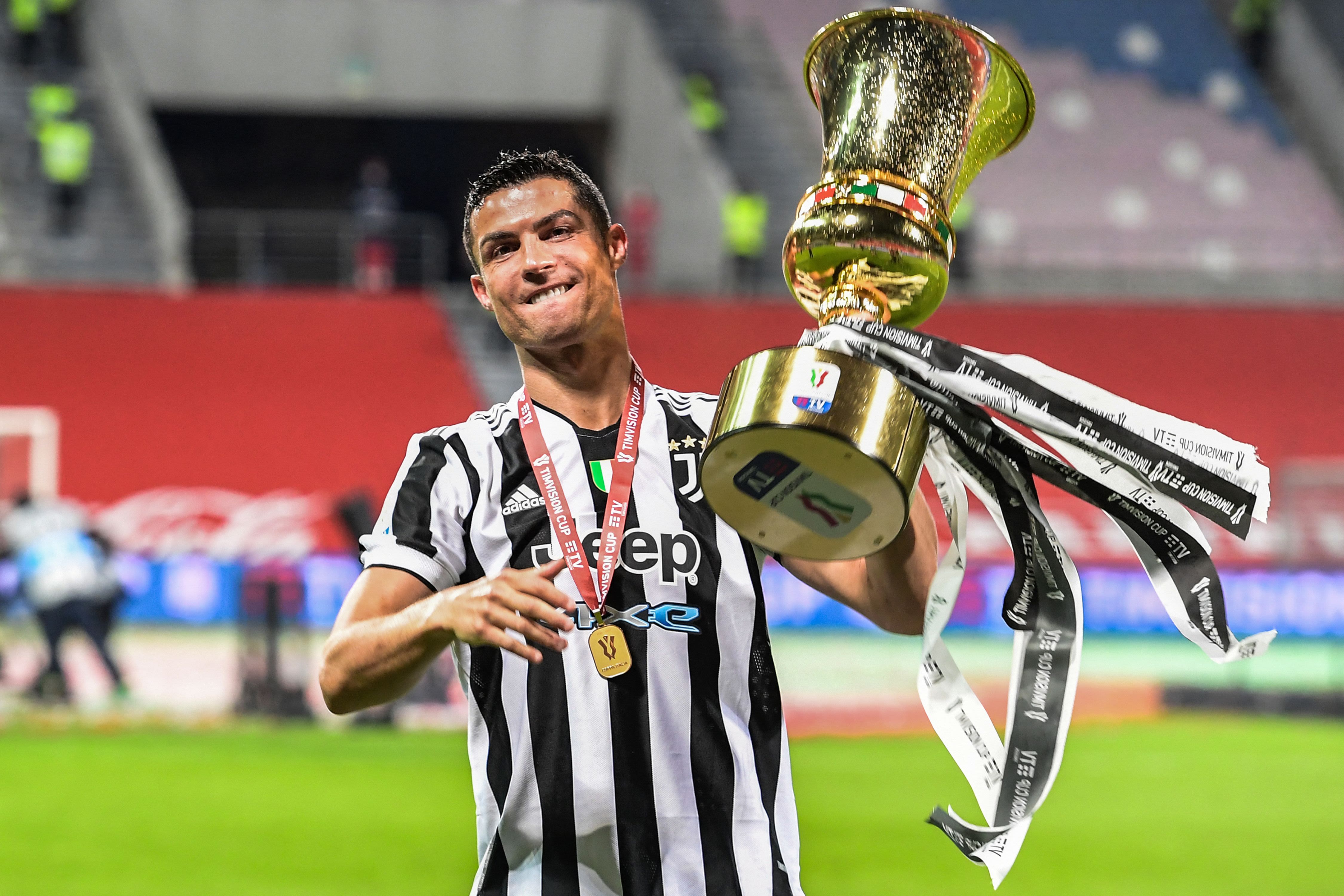 ronaldo juventus trophy 0009