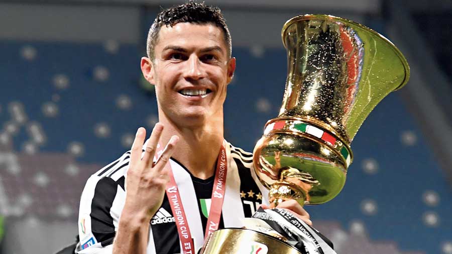 ronaldo juventus trophy 0011