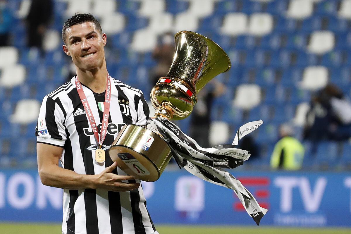 ronaldo juventus trophy 0018
