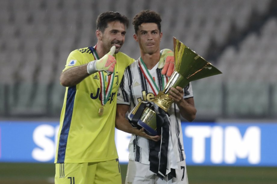 ronaldo juventus trophy 0030