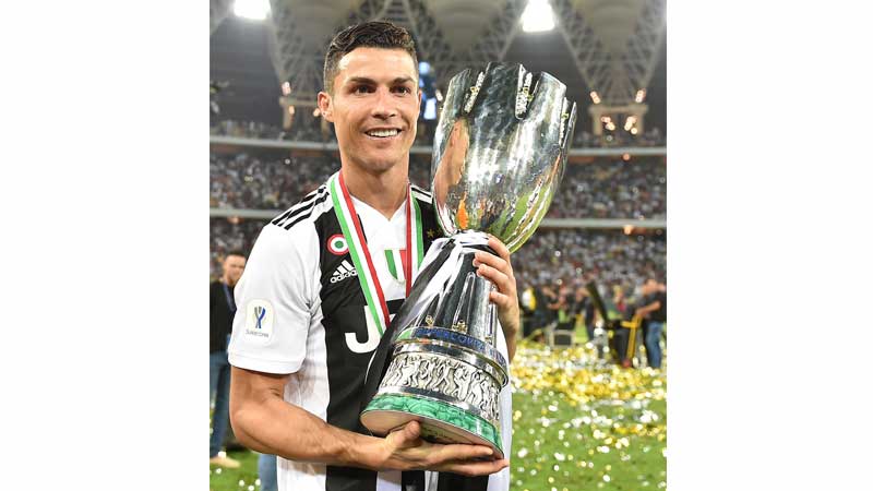 ronaldo juventus trophy 0040