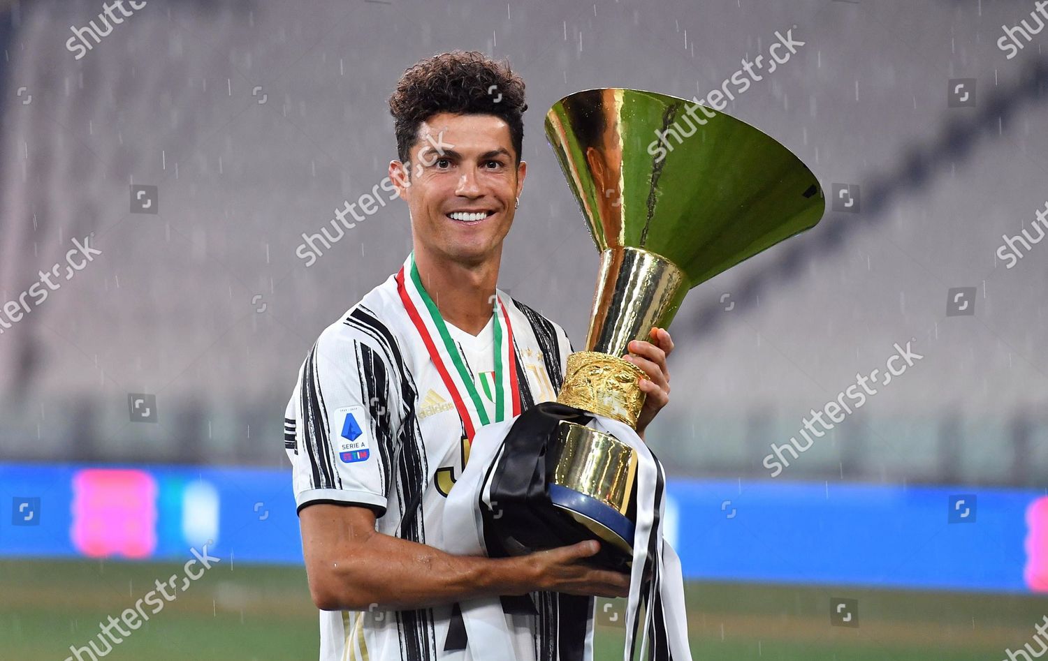 ronaldo juventus trophy 0044