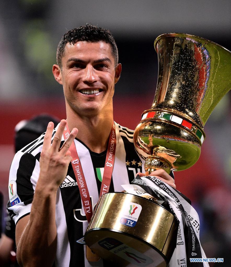 ronaldo juventus trophy 0046