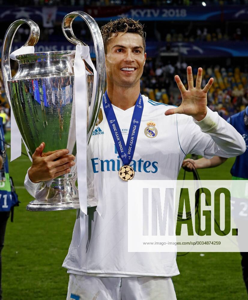 ronaldo with champions league trophy 0010