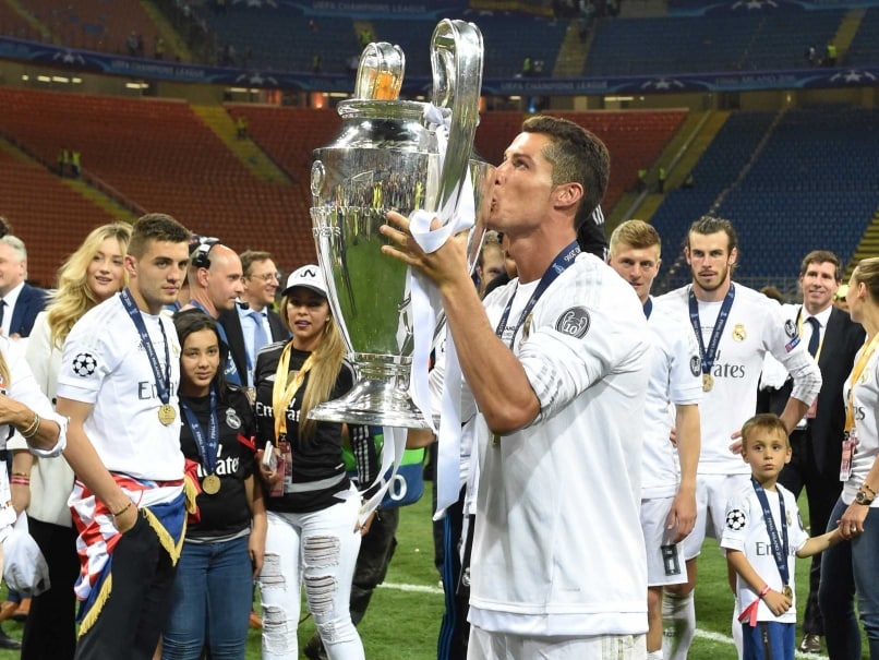 ronaldo with champions league trophy 0016