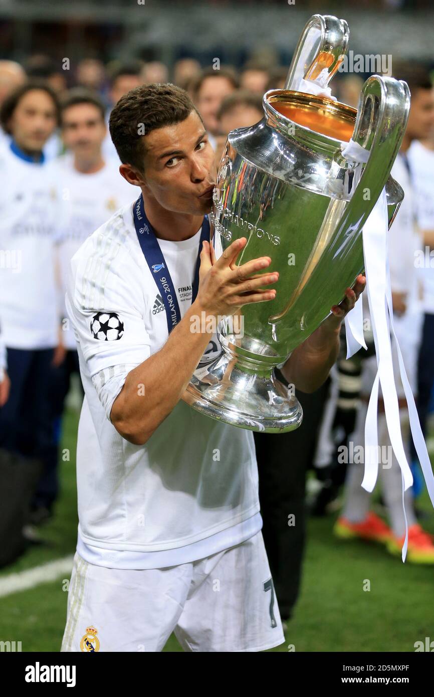 ronaldo with champions league trophy 0025