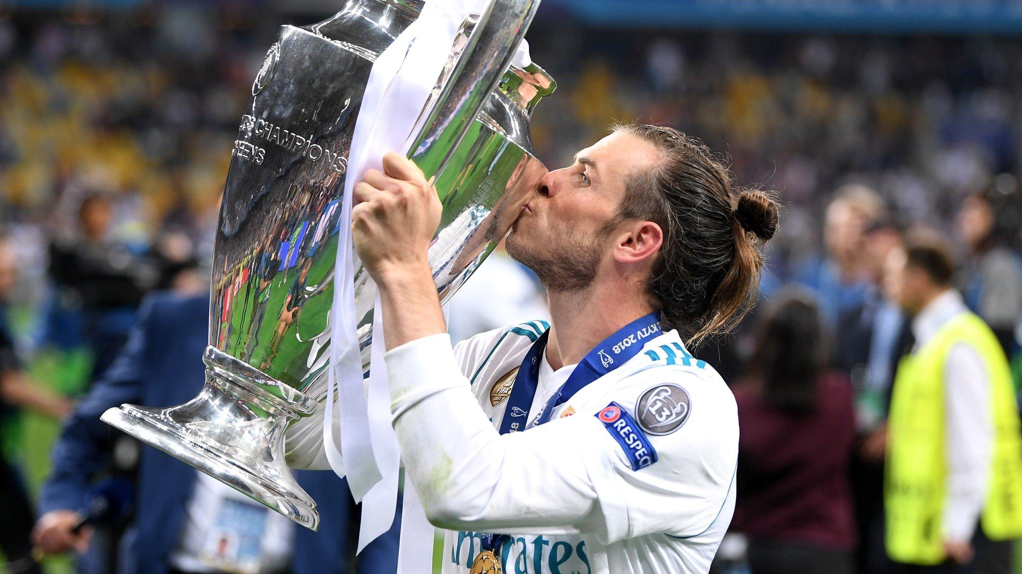 ronaldo with champions league trophy 0028