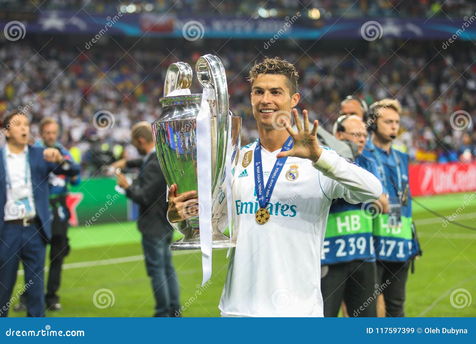 ronaldo with champions league trophy 0029