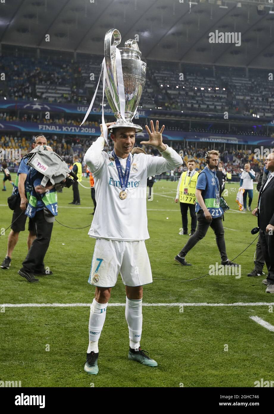 ronaldo with champions league trophy 0033