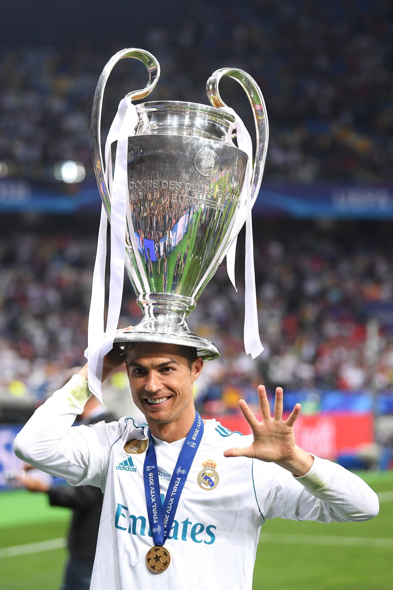 ronaldo with champions league trophy 0044