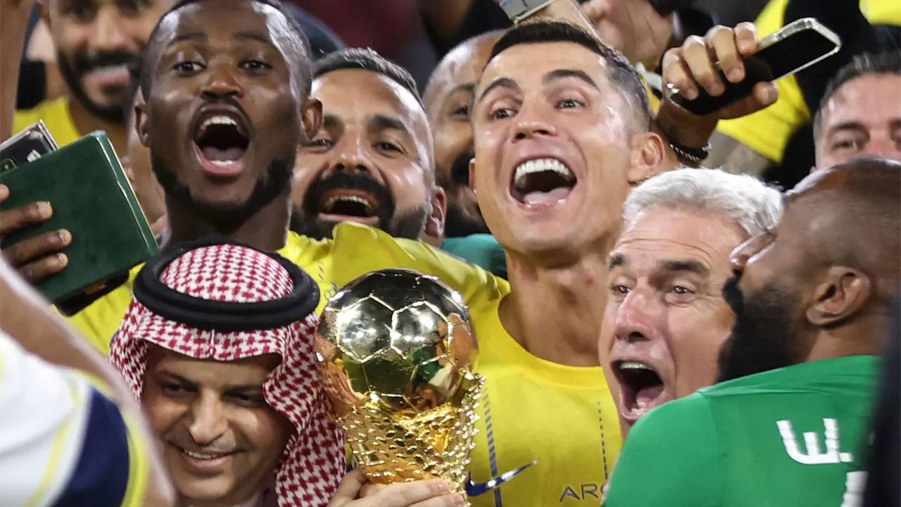 ronaldo with champions league trophy 0049