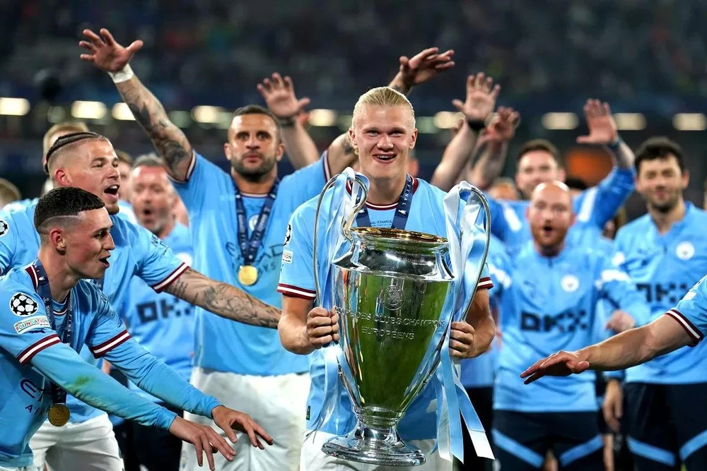 ronaldo with champions league trophy 0054