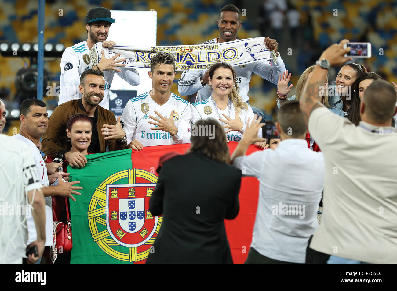 ronaldo with champions league trophy 0076