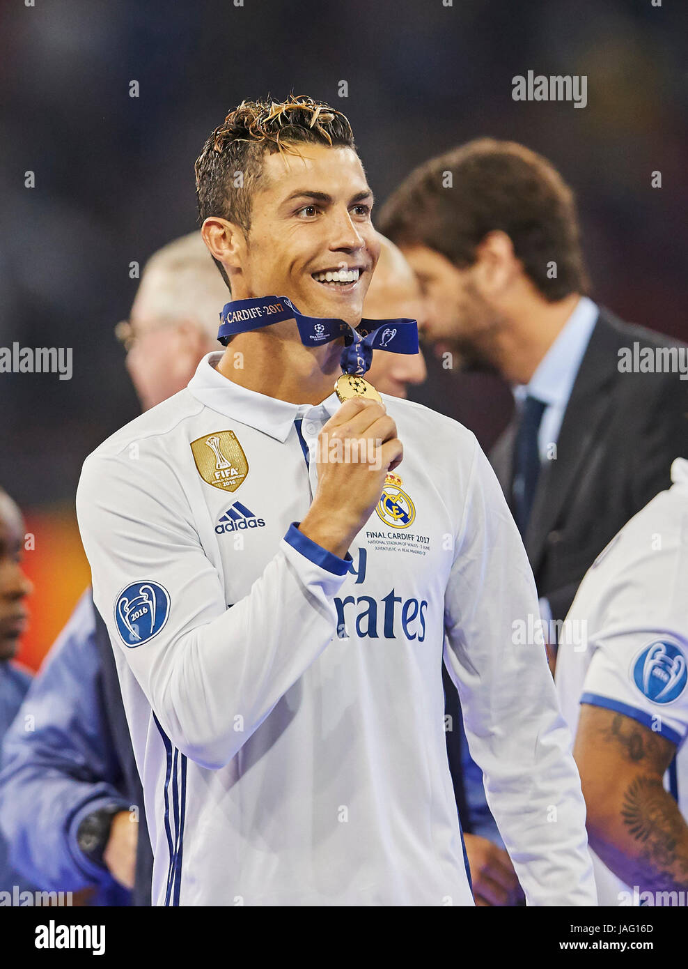 ronaldo with champions league trophy 0096