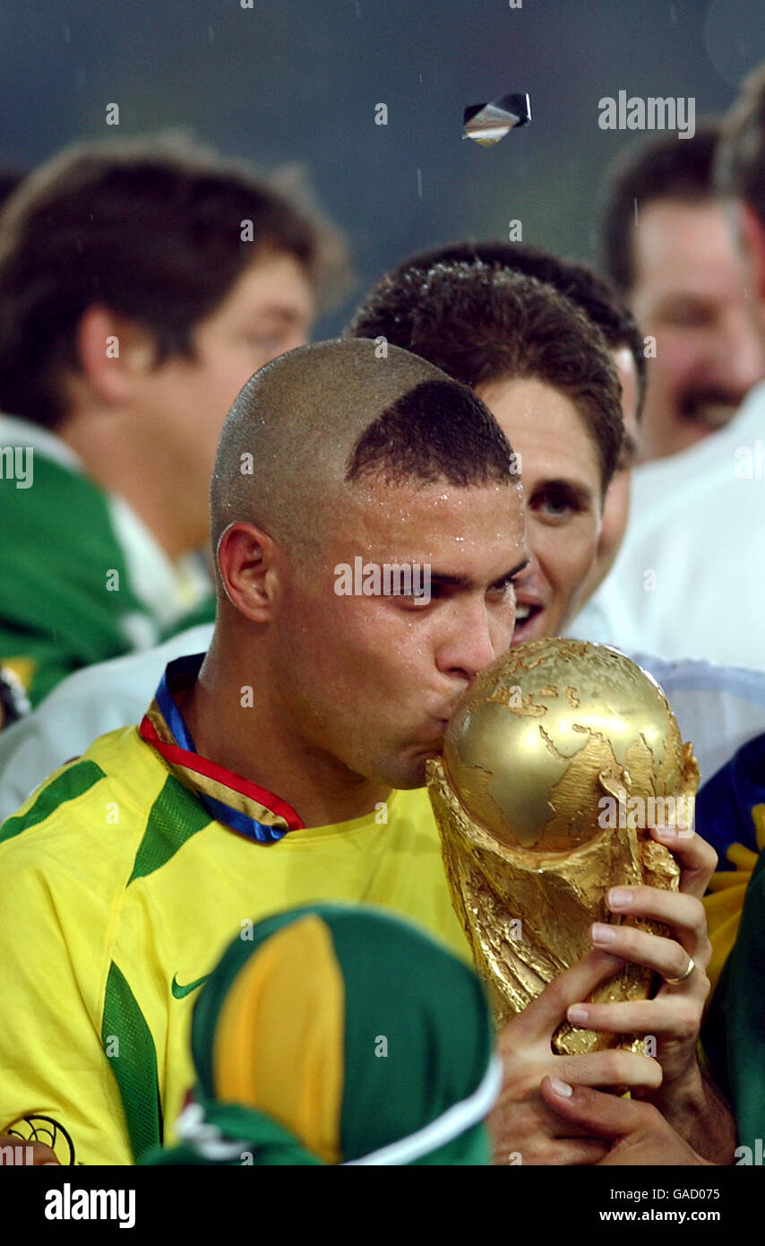 ronaldo world cup trophy 0011