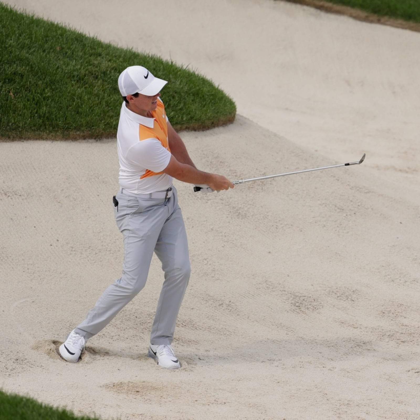 Rory McIlroy putting grip 0012